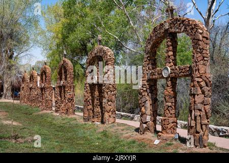 Sieben Kreuze, die die sieben Tage der Schöpfung in El Santuario de Chimayo, New Mexico, USA darstellen Stockfoto