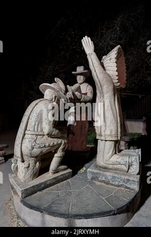 Denkmal der drei Kulturen bei Nacht, El Santuario de Chimayo, New Mexico, USA Stockfoto