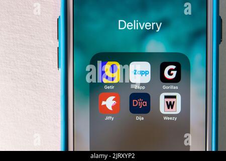 Symbole für Getir, Zapp App, Gorillas, Jiffy Grocery, Dija und Weezy UK auf einem iPhone. Beliebte Lebensmittelzustellung Start-up oder Service in Großbritannien, und Europa-Konzept Stockfoto