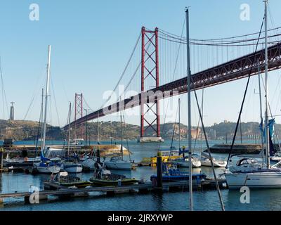 Ponte 25 de Abril (Brücke vom 25. April) über den Fluss Tejo in Lissabon, Portugal. Stockfoto