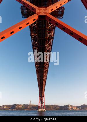 Ponte 25 de Abril (Brücke vom 25. April) über den Fluss Tejo in Lissabon, Portugal. Christus, der König-Monument-Grund. Stockfoto