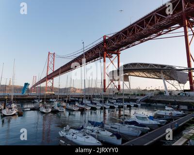 Ponte 25 de Abril (Brücke vom 25. April) über den Fluss Tejo in Lissabon, Portugal. Stockfoto