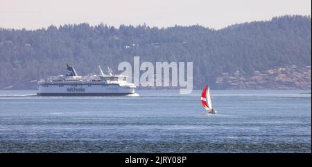 Gulf Islands, British Columbia, Kanada - 14. Juli 2022: BC Fähren fahren an den Inseln an der Westküste des Pazifischen Ozeans vorbei. Stockfoto