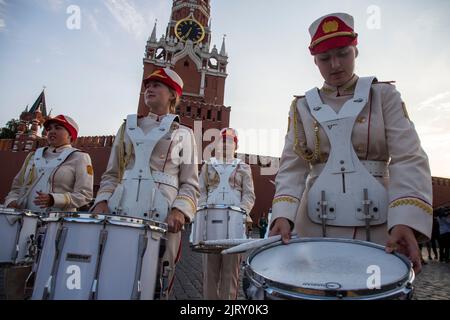 Moskau, Russland. 26. vom August 2022. Die Girl Drummers Band der All-Girls Boarding School des Verteidigungsministeriums der Russischen Föderation wird während einer Abendshow vor der Eröffnung des internationalen Militärmusikfestivals Spasskaya Tower 2022 auf dem Roten Platz in Moskau, Russland, gesehen. Nikolay Vinokurov/Alamy Live News Stockfoto
