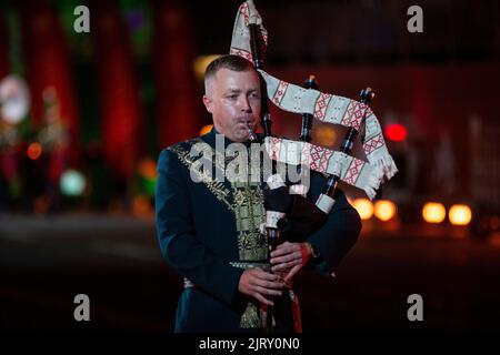 Moskau, Russland. 26. vom August 2022. Die vorbildliche Band der Streitkräfte der Republik Belarus tritt bei einer Abendshow vor der Eröffnung des Internationalen Militärmusikfestivals Spasskaya Tower 2022 auf dem Roten Platz in Moskau, Russland, auf. Nikolay Vinokurov/Alamy Live News Stockfoto