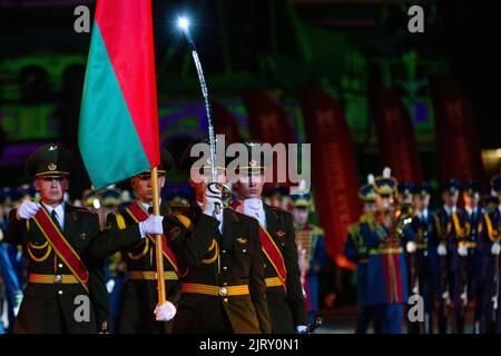 Moskau, Russland. 26. vom August 2022. Die vorbildliche Band der Streitkräfte der Republik Belarus tritt bei einer Abendshow vor der Eröffnung des Internationalen Militärmusikfestivals Spasskaya Tower 2022 auf dem Roten Platz in Moskau, Russland, auf. Nikolay Vinokurov/Alamy Live News Stockfoto