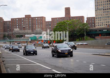 New York, New York, USA. 21. August 2022. 20. August 2022: New York City, USA: Nordwärts verkehrter Hauptverkehrsverkehr auf dem FDR Drive Freeway Highway, der an der East 23. Street vorbeifährt, wobei Peter Cooper Village im Hintergrund als Autofahrer der New Yorker pendelt. (Bild: © Taidgh Barron/ZUMA Press Wire) Stockfoto