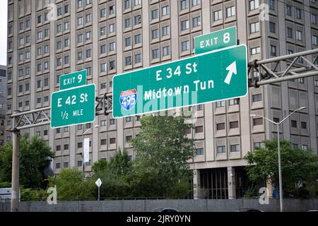 New York, New York, USA. 21. August 2022. 20. August 2022: New York City, USA: Autobahnschilder auf dem FDR Drive zeigen Ausfahrten zur East 42. Street in der Nähe der Vereinten Nationen und zur East 34. Street in Richtung Queens Midtown Tunnel in Richtung Interstate I-496 Brooklyn Queens Expressway. Der Drive wird häufig von New Yorker Autofahrern und LKWs gleichermaßen zum Pendeln, für den Transport und für die Fahrzeugmobilität verwendet. (Bild: © Taidgh Barron/ZUMA Press Wire) Stockfoto