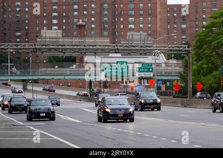 New York, New York, USA. 21. August 2022. 20. August 2022: New York City, USA: Nordwärts verkehrter Hauptverkehrsverkehr auf dem FDR Drive Freeway Highway, der an der East 23. Street vorbeifährt, wobei Peter Cooper Village im Hintergrund als Autofahrer der New Yorker pendelt. (Bild: © Taidgh Barron/ZUMA Press Wire) Stockfoto