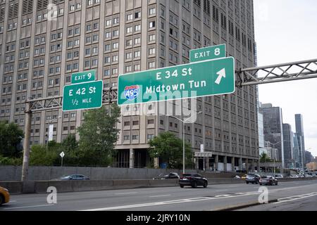 New York, New York, USA. 21. August 2022. 20. August 2022: New York City, USA: Autobahnschilder auf dem FDR Drive zeigen Ausfahrten zur East 42. Street in der Nähe der Vereinten Nationen und zur East 34. Street in Richtung Queens Midtown Tunnel in Richtung Interstate I-496 Brooklyn Queens Expressway. Der Drive wird häufig von New Yorker Autofahrern und LKWs gleichermaßen zum Pendeln, für den Transport und für die Fahrzeugmobilität verwendet. (Bild: © Taidgh Barron/ZUMA Press Wire) Stockfoto