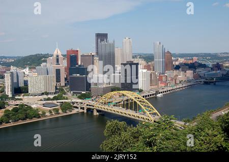 Die Skyline von Pittsburgh zeigt, warum sie auch als „Stadt der Brücken“ bekannt ist Stockfoto