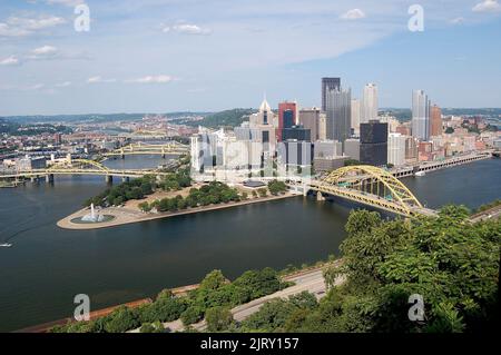 Die Skyline von Pittsburgh zeigt, warum sie auch als „Stadt der Brücken“ bekannt ist Stockfoto