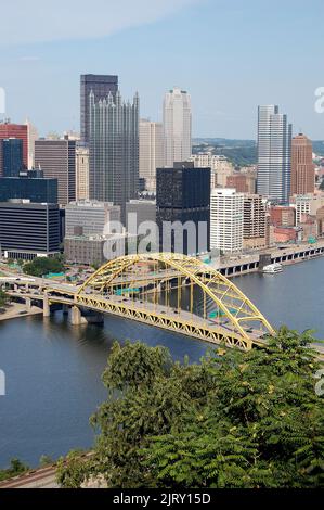 Die Skyline von Pittsburgh zeigt, warum sie auch als „Stadt der Brücken“ bekannt ist Stockfoto