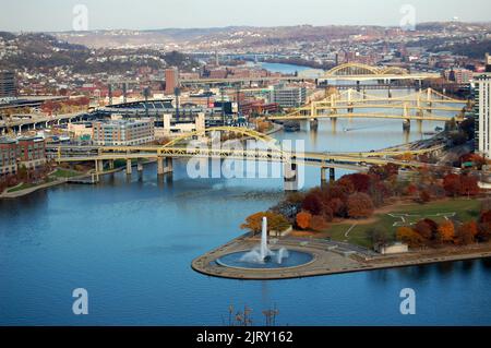 Die Skyline von Pittsburgh zeigt, warum sie auch als „Stadt der Brücken“ bekannt ist Stockfoto