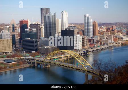 Die Skyline von Pittsburgh zeigt, warum sie auch als „Stadt der Brücken“ bekannt ist Stockfoto