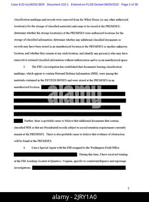 26. August 2022, Washington, District of Columbia, USA: Die zweite Seite der redigierten Version einer eidesstattlichen Erklärung des US-Justizministeriums, die einem Bundesrichter vorgelegt wurde, um die Ausführung eines Durchsuchungsbefehls durch das FBI auf dem Gelände des ehemaligen Präsidenten Donald Trump in Mar-a-Lago zu unterstützen, wird nach der Freilassung des US-Bezirksgerichts für den angezeigt Southern District of Florida in West Palm Beach. Das Justizministerium veröffentlichte eine stark redigierte Kopie der eidesstattlichen Erklärung, die den wahrscheinlichen Grund des FBI darlegte, Anfang des Monats das Haus und den privaten Club des ehemaligen Präsidenten Trump zu durchsuchen. (Bild: Stockfoto