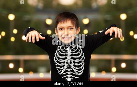 Junge im halloween Kostüm aus Skelett erschreckend Stockfoto