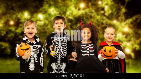 Kinder in halloween Kostümen Trick-or-Treating Stockfoto