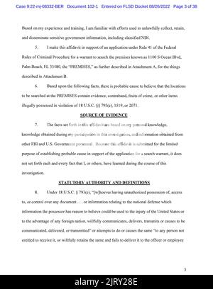 26. August 2022, Washington, District of Columbia, USA: Die dritte Seite der redigierten Version einer eidesstattlichen Erklärung des US-Justizministeriums, die einem Bundesrichter vorgelegt wurde, um die Ausführung eines Durchsuchungsbefehls durch das FBI auf dem Gelände des ehemaligen Präsidenten Donald Trump in Mar-a-Lago zu unterstützen, wird nach der Freigabe durch das US-Bezirksgericht für das angezeigt Southern District of Florida in West Palm Beach. Das Justizministerium veröffentlichte eine stark redigierte Kopie der eidesstattlichen Erklärung, die den wahrscheinlichen Grund des FBI darlegte, Anfang des Monats das Haus und den privaten Club des ehemaligen Präsidenten Trump zu durchsuchen. (Bild: © Stockfoto