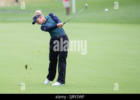 Ottawa, Kanada. 26. August 2022. 26. August 2022: Emily Kristine Pedersen aus Dänemark nimmt während der CP Womens Open im Ottawa Hunt & Golf Club in Ottawa, Kanada, einen eisernen Schuss vom Fairway 14.. Daniel Lea/CSM Credit: CAL Sport Media/Alamy Live News Stockfoto