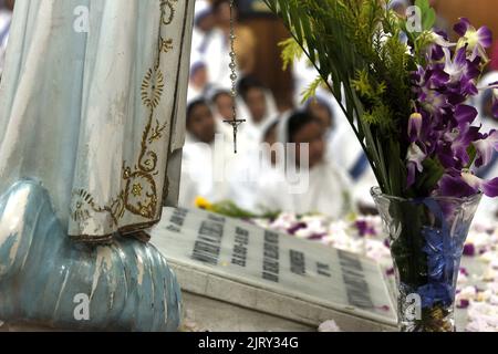 Kalkutta, Indien. 26. August 2022. Katholische Nonnen der Missionarinnen der Nächstenliebe, dem globalen Orden der Nonnen, der von der heiligen Mutter Teresa gegründet wurde und zum Jahrestag der Geburt von Mutter Teresa 112. in Kalkutta betet. Mutter â €˜Mary Teresa Bojaxhiu wurde am 26.. August 1910 in Skopje geboren. Mutter Teressa war erst 12 Jahre alt, als sie beschloss, ihr Leben Gott zu widmen. Am 26. August 2022 in Kalkutta, Indien. Kredit: ZUMA Press, Inc./Alamy Live Nachrichten Stockfoto