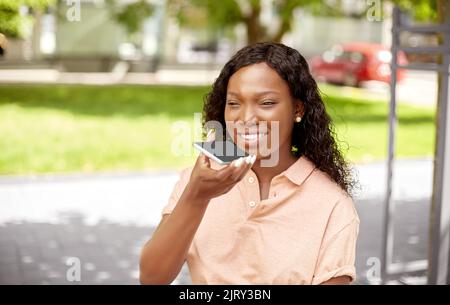 afrikanische Frau, die Stimme auf dem Smartphone aufzeichnet Stockfoto