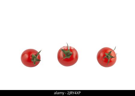 Drei frische Bio-Tomaten aus roter Kirsche Reihen sich auf weißem Hintergrund aneinander. Ausschnitt. Stockfoto