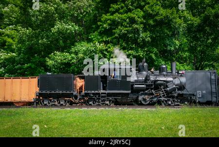 Ein Blick auf eine antike Shay-Dampfmaschine, die an einem sonnigen Tag Dampf aufwärmt Stockfoto