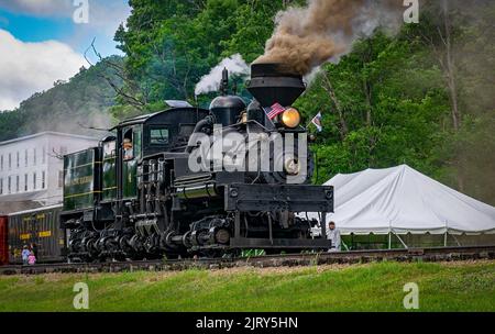 Cass, West Virginia, 18. Juni 2022 - Ein Blick auf eine antike Shay Dampfmaschine, die an einem sonnigen Tag aufwärmt, Rauch und Dampf bläst Stockfoto