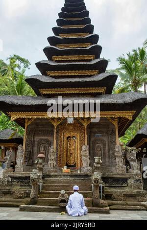 Hindu Priester beten in Pura Kehen, Kintamani, Bali Stockfoto