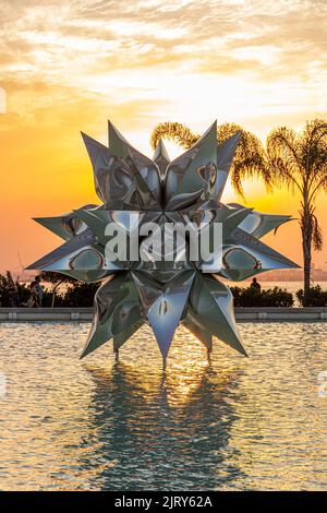 Puffed Star II Skulptur im Museum of Tomorrow in Rio de Janeiro, Brasilien - 25. Juli 2019: Puffed Star II Skulptur des amerikanischen Künstlers Frank Stella Stockfoto