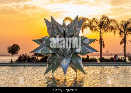 Puffed Star II Skulptur im Museum of Tomorrow in Rio de Janeiro, Brasilien - 25. Juli 2019: Puffed Star II Skulptur des amerikanischen Künstlers Frank Stella Stockfoto