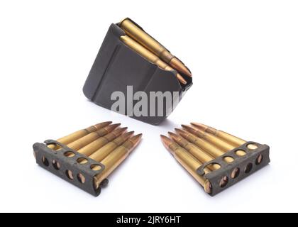 Gewehrmagazin und Munitionsaufdruck auf Weiß Stockfoto
