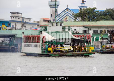 Fährverbindung zwischen Itajaí und Navegantes in Santa Catarina - 07. Mai 2019: Fähre, die die Überfahrt von Autos und Passagieren zwischen Itajaí und macht Stockfoto