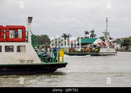 Fährverbindung zwischen Itajaí und Navegantes in Santa Catarina - 07. Mai 2019: Fähre, die die Überfahrt von Autos und Passagieren zwischen Itajaí und macht Stockfoto