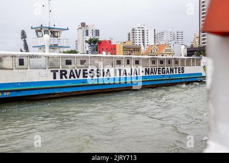 Fährverbindung zwischen Itajaí und Navegantes in Santa Catarina - 07. Mai 2019: Fähre, die die Überfahrt von Autos und Passagieren zwischen Itajaí und macht Stockfoto