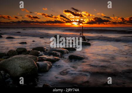 Cooles Landschaftsbild über Landschaft i schweden. Sonnenuntergang und Meer. Schöne Landschaft über der schönen Stadt in schweden Stockfoto