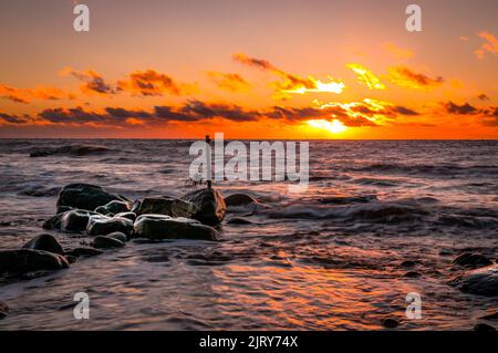 Cooles Landschaftsbild über Landschaft i schweden. Sonnenuntergang und Meer. Schöne Landschaft über der schönen Stadt in schweden Stockfoto