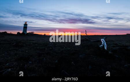 Cooles Landschaftsbild über Landschaft i schweden. Sonnenuntergang und Meer. Schöne Landschaft über der schönen Stadt in schweden Stockfoto