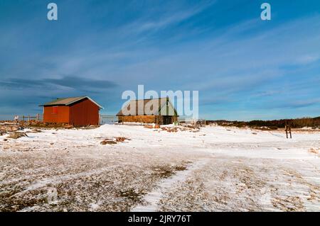 Cooles Landschaftsbild über Landschaft i schweden. Sonnenuntergang und Meer. Schöne Landschaft über der schönen Stadt in schweden Stockfoto