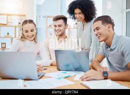 Glückliche Teamzusammenarbeit und Teamarbeit durch Geschäftsleute, die einen Laptop anschauen und auf Ergebnisse oder Feedback warten. Vielfältiges Online-Gruppenprojekt mit Web Stockfoto