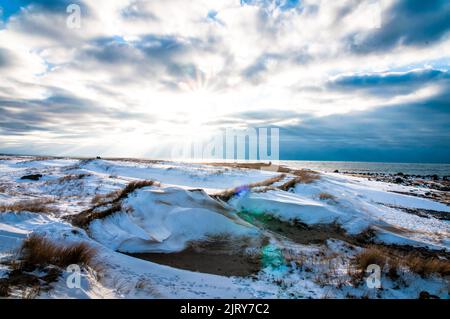Cooles Landschaftsbild über Landschaft i schweden. Sonnenuntergang und Meer. Schöne Landschaft über der schönen Stadt in schweden Stockfoto