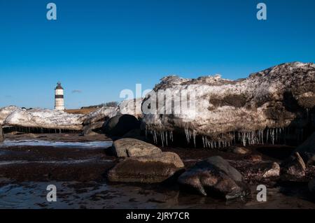 Cooles Landschaftsbild über Landschaft i schweden. Sonnenuntergang und Meer. Schöne Landschaft über der schönen Stadt in schweden Stockfoto