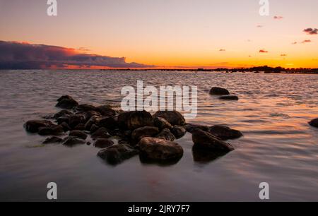 Cooles Landschaftsbild über Landschaft i schweden. Sonnenuntergang und Meer. Schöne Landschaft über der schönen Stadt in schweden Stockfoto