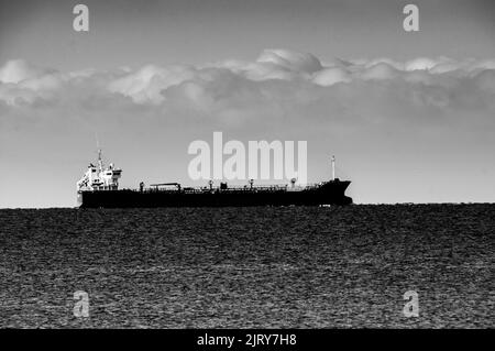 Cooles Landschaftsbild über Landschaft i schweden. Sonnenuntergang und Meer. Schöne Landschaft über der schönen Stadt in schweden Stockfoto