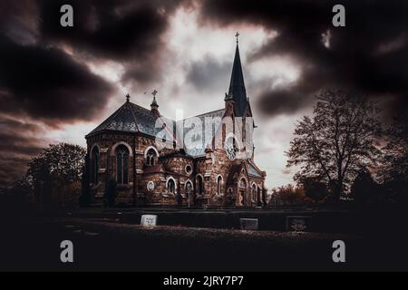 Schöner Herbsttag im Herbst. Ein Herbsttag in Falkenberg Schweden. Schönes rotes Blatt Stockfoto