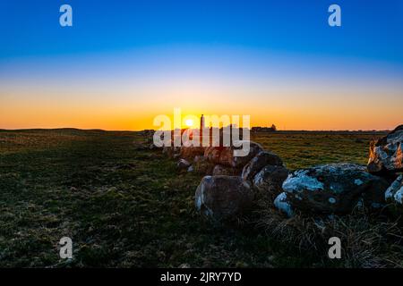 Cooles Landschaftsbild über Landschaft i schweden. Sonnenuntergang und Meer. Schöne Landschaft über der schönen Stadt in schweden Stockfoto