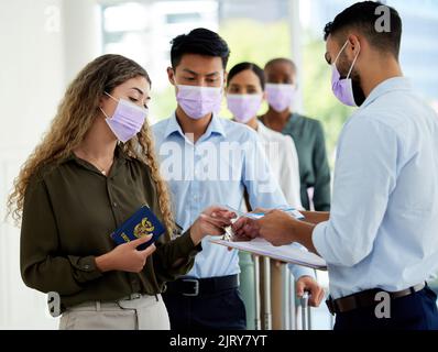 Covid-Pass, Reisebeschränkungen am Flughafen und ticketausweise an der Grenze der Sicherheitswarte für Einwanderungsreisende. Der Compliance Officer überprüft den Passagier Stockfoto