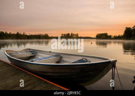 Cooles Landschaftsbild über Landschaft i schweden. Sonnenuntergang und Meer. Schöne Landschaft über der schönen Stadt in schweden Stockfoto