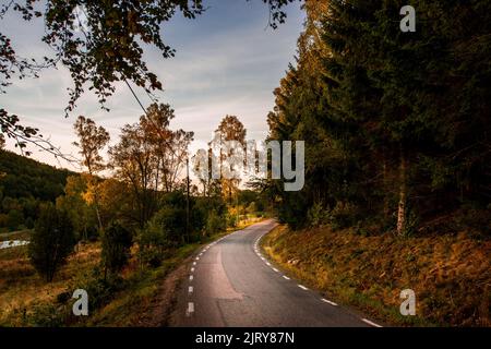 Cooles Landschaftsbild über Landschaft i schweden. Sonnenuntergang und Meer. Schöne Landschaft über der schönen Stadt in schweden Stockfoto